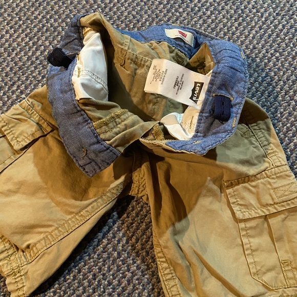 Levi cargo shorts. Sz 4 (3-4 yrs). Khaki color. 2 cargo pockets velcro closure. - Picture 2 of 7